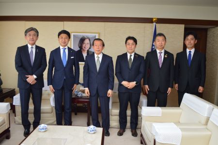 謝長廷・駐日代表（左３）、青柳陽一郎・衆議院議員（左２）、中谷一馬・衆議院議員（右３）、相原康伸・日本労働組合総連合会事務局長（左１）