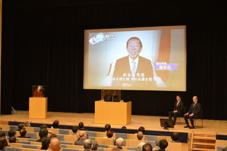 ビデオメッセージで挨拶する謝長廷・駐日代表