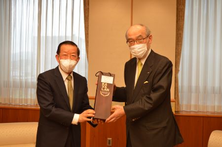 謝長廷・駐日代表（左）、谷本正憲・石川県知事（右）