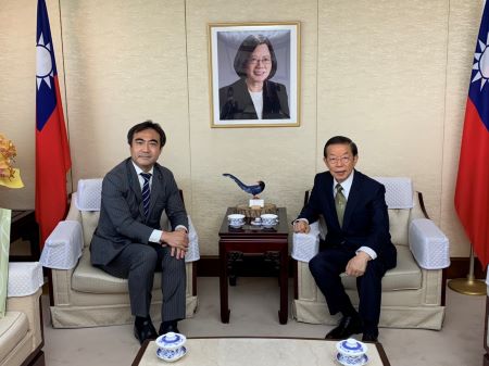 謝長廷・駐日代表（右）、大隈和英・衆議院議員（左）