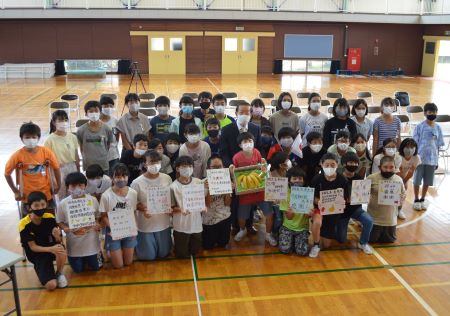 謝長廷・駐日代表（中央）と笠間市立宍戸小学校の児童ら