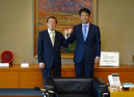 謝長廷・駐日代表（左）、大井川和彦・茨城県知事（右）
