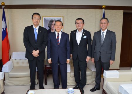 謝長廷・駐日代表（左２）、宮元陸・石川県加賀市長（左１）、吉田信解・埼玉県本庄市長（右２）、柚原正敬・日本李登輝友の会事務局長（右１）