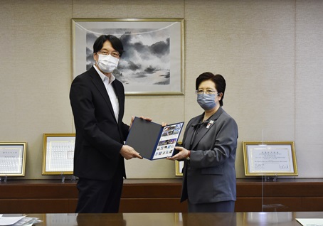 台湾の五輪ホストタウンに登録されている八王子市は、日本郵便と連携しホストタウンフレーム切手を作成した。この日、八王子市の木内基容子・副市長（写真右）は駐日代表処を訪れ、このホストタウンフレーム切手を張仁久・駐日副代表（左）に贈呈した。
