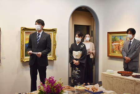 張仁久・駐日副代表（写真左１）、台湾の新北市永和区にある楊三郎美術館の村越のりこ・代表（左２）
楊三郎氏は戦前日本などで西洋画を学び、1930年代以降、台湾美術界で活躍し、西洋美術の普及に貢献した台湾人画家の一人。
