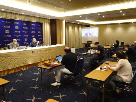 日本外国特派員協会（FCCJ）でオンライン講演する呉釗燮・外交部長（写真：スクリーン）。司会のピオ・デミリア氏（左２、イタリアのニュースチャンネル『スカイTG24』極東特派員）