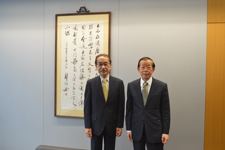 謝長廷・駐日代表（右）、松本伸之・京都国立博物館館長（左）

