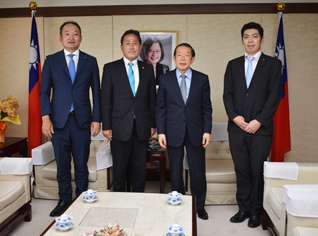 謝長廷・駐日代表（写真右2）、加賀市議会の高辻伸行議員（左2）、稲垣清也議員（左1）、上田朋和議員（右1）。
昨年10月26～27日に加賀市で開催された第6回「台日交流サミット」では、高辻議員が同サミットの実行委員会会長、稲垣議員が副会長、上田議員が事務局長を務めた。

