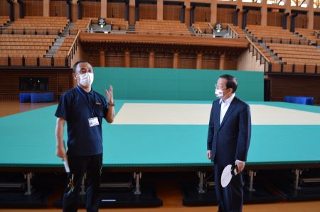 愛媛県武道館館長からスポーツ施設や台湾選手合宿についての説明を受ける謝長廷・駐日代表（右）