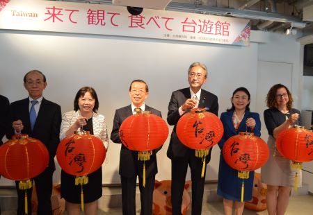 写真左より、谷崎泰明・日本台湾交流協会理事長、鄭憶萍・台湾観光局/台湾観光協会東京事務所所長、謝長廷・駐日代表、古屋圭司・日華議員懇談会会長/衆議院議員、牧島かれん自民党青年局長/衆議院議員、パメラ·ポンティアス在日米国大使館一等書記官