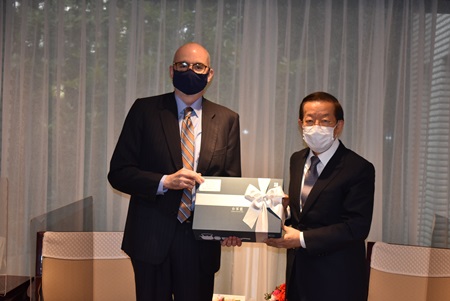 蔡英文総統から贈られた品をレイモンド・グリーン駐日米国臨時代理大使（写真左）に手渡す謝長廷・駐日代表（右）
