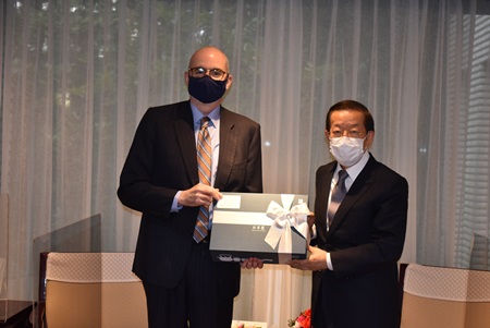 蔡英文総統から贈られた品をレイモンド・グリーン駐日米国臨時代理大使（写真左）に手渡す謝長廷・駐日代表（右）
