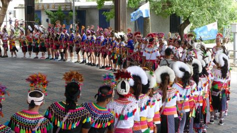 台湾東部の花蓮県や台東県にはアミ族の人々が多く暮らしています。そして、7月から8月にかけては豊年祭が各集落で挙行されます。これは「ミリシン」、もしくは「イリシン」と呼ばれ、一年の収穫を祝い、そして来年の豊作を祈願することを目的に開かれます。大まかに7月は台東県、8月は花蓮県内の各集落で祭典は開かれます。アミ族は男女ともに美しい衣装が印象的で、華やかさで知られています。歌や踊りに秀でた部族でもあり、そういった文化にも触れる楽しみがあります。祭典は週末を中心にスケジュールが組まれることが多くなっています。会場は独自に集会所が設けられているところもありますが、多くは学校のグラウンドであったり、教会前の広場であったり、農作業を行なうための集積場だったりします。写真は台東県の都蘭の豊年祭です。