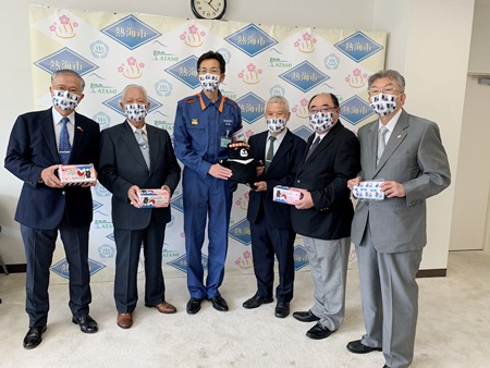 台北駐日経済文化代表処、全日本台湾連合会、台湾七医学大学歯科同窓会から、７月の伊豆山土石流災害で被災した熱海市にマスク４万枚が寄贈された。
写真左から蔡明耀・駐日代表処副代表、趙中正・全日本台湾連合会会長、齋藤栄・熱海市長、長峰俊次・全日本台湾連合会事務局長、渡辺修一・渡辺耳鼻咽喉科アレルギー科クリニック院長、廣内世英・台湾七医学大学歯科同窓会日本代表

