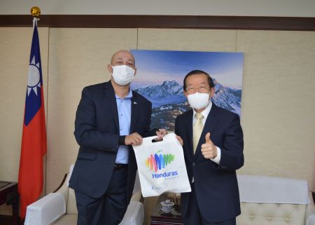 謝長廷・駐日代表（右）、エクトル・アレハンドロ・パルマ・セルナ（Héctor Alejandro Palma Cerna）駐日ホンジュラス共和国大使（左）