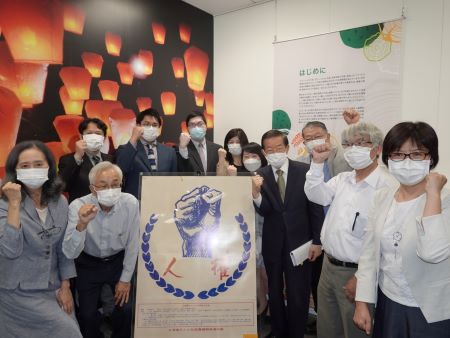 謝長廷・駐日代表（右４）、王淑芳・台湾文化センター長（右１）、並びに「台湾の政治犯を救う会」メンバー、「SNET台湾」（日本台湾修学旅行支援研究者ネットワーク）の関係者ら