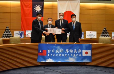 台湾から日華議員懇談会（日華懇）を通して日本へ寄贈される血中酸素濃度計１万台、酸素濃縮器1008台の贈呈式が行われた。謝長廷・駐日代表（写真左２）は政府を代表し、日華懇会長の古屋圭司衆議院議員（右２）に目録を手渡した。衛藤晟一・日華懇副会長/参議院議員（右１）、岸信夫・日華懇幹事長/衆議院議員（左１）