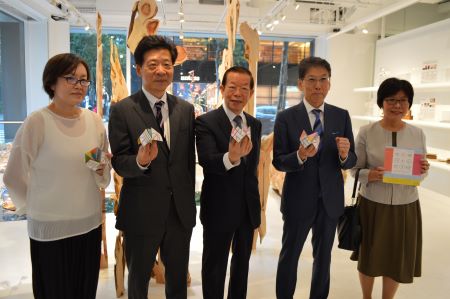 写真右より、王淑芳・駐日代表処台湾文化センター長、井上智治・カルチャー・ヴィジョン・ジャパン代表理事、謝長廷・駐日代表、深野弘行・日本デザイン振興会理事長、崔慈芳・台湾デザイン研究院シニアマネジャー