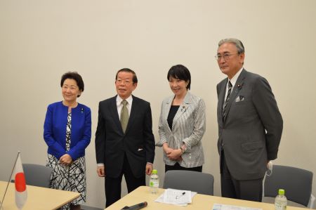 写真左より、山谷えり子・「絆を紡ぐ会」共同代表/参議院議員、謝長廷・駐日代表、高市早苗・「絆を紡ぐ会」共同代表/衆議院議員、古屋圭司・日華議員懇談会会長/衆議院議員