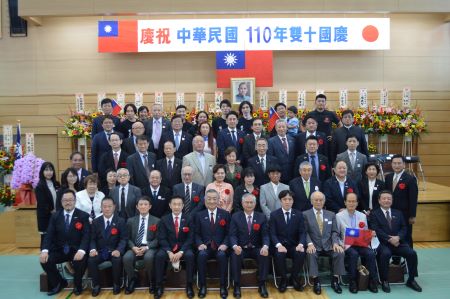 蔡明耀・駐日副代表（一列右５）、張儀・横浜華僑総会会長（一列右４）、松本純・神奈川県日華親善協会会長/衆議院議員（一列左５）、松田良昭・神奈川県議会日華親善議員連盟会長/神奈川県議会議員（一列右１）、横山正人・日華親善横浜市会議員連盟会長/横浜市議会議員（二列右３）、朱恭亮・日本中華聯合総会会長（一列左４）、羅鴻健・横浜中華学院理事長（一列左３）