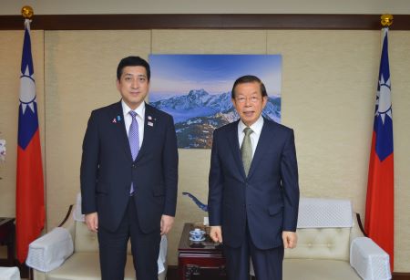 謝長廷・駐日代表（右）、塩田康一・鹿児島県知事（左）
