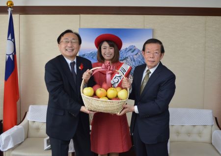 謝長廷・駐日代表（右）、三村申吾・青森県知事（左）、ミスりんごあおもりの相馬澄佳さん（中央）