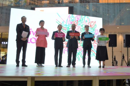 写真左より、西野嘉章・インターメディアテク館長、美術家やなぎみわ氏、謝長廷・駐日代表、花木出・日本台湾交流協会専務理事、井上智治・アジアNOW実行委員会代表、王淑芳・台湾文化センター長