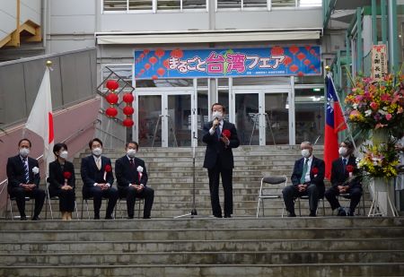 挨拶する謝長廷・駐日代表（中央）。田中良・東京都杉並区長（左４）、大和田伸・杉並区議会議長（左３）、山本ひろ子・杉並区議会副議長（左２）、井上泰孝・杉並区交流協会理事長（左１）