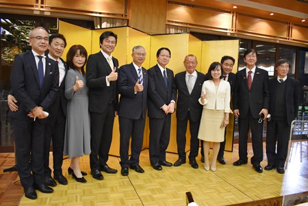 蔡明耀・駐日副代表（写真左5）、李世丙・駐日副代表（左4）、衛藤征士郎・日本台湾親善協会会長/衆議院議員（中央）
