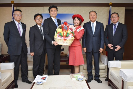李世丙・駐日副代表（写真左3）、沖沢進・青森県観光国際戦略局次長（左2）、丹代金一・一般社団法人 青森県りんご輸出協会理事長(右2)、 加川雅人・一般社団法人青森県りんご対策協議会会長（左1）、竹谷保・青森県りんご輸出協会専務理事（右1）、「ミスりんごあおもり」の相馬澄佳さん（右3）。
一行は、今年11月18日に三村申吾・青森県知事をはじめ青森県のリンゴ輸出関連団体が台湾の関係行政機関とオンライン交流を行ったことや今後の台湾への輸出計画などを紹介した。
