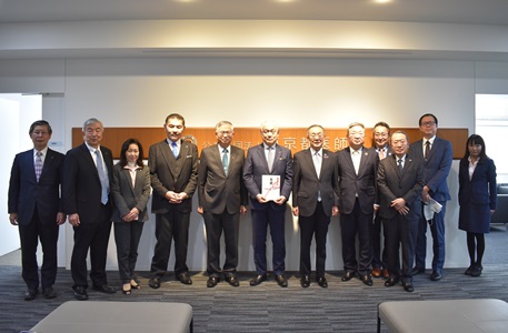 蔡明耀・駐日副代表（写真左5）、尾﨑治夫・東京都医師会会長（左6）。
日本から台湾へ420万回分のワクチン提供に感謝するため、台湾の国際ロータリー第3522地区（台北）から贈られた17万枚の医療用マスクは、東京のロータリアン（会員）たちを経由し、公益社団法人東京都医師会に贈呈された。
