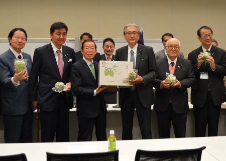 前列左より、衛藤征士郎・衆議院議員、岸信夫・衆議院議員、謝長廷・駐日代表、古屋圭司・日華議員懇談会会長/衆議院議員、武見敬三・参議院議員、泉裕泰・日本台湾交流協会台北事務所代表