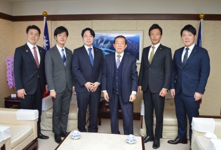 写真左より、山口晋・衆議院議員、鈴木憲和・衆議院議員、小倉将信・衆議院議員/自民党青年局長、謝長廷・駐日代表、鈴木隼人・衆議院議員、西野太亮・衆議院議員