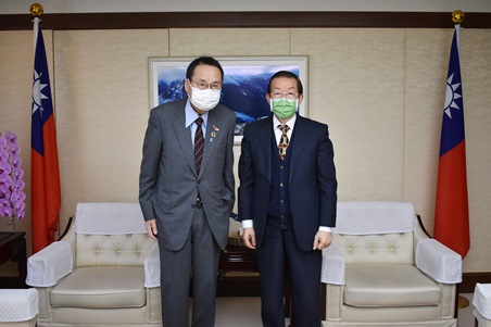 謝長廷・駐日代表（写真右）、　藤井孝男・日華親善協会全国連合会会長（左）
