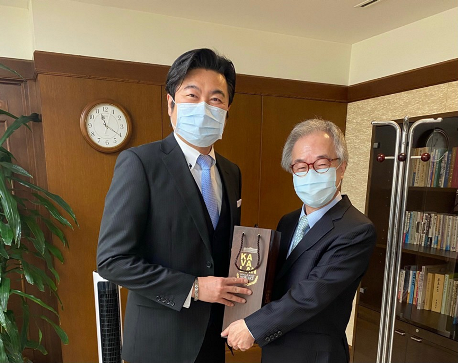 台湾の国立清華大学 玉山栄誉講座教授を務める北森武彦・東京大学特任教授（写真右）が駐日代表処を訪れた。李世丙・駐日副代表（左）は、当代表処の科技部関係者らと共に北森・特任教授と、国際的な産官学研の連携および人材交流などについて、意見交換を行った。
