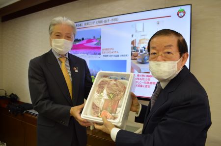 謝長廷・駐日代表（右）、福田富一・栃木県知事（左）