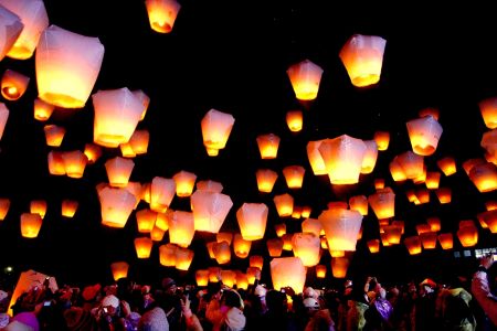 毎年2月前後に新北市平渓で開かれるランタン飛ばしのイベント。この時期に台湾を訪れたなら、ぜひとも見ておきたいものです。旧暦1月15日前後は台湾各地でランタンをテーマとしたイベントが行なわれますが、いずれも個性を競っており、この時期の風物詩となっています。熱気球の原理に従ってランタンを飛ばす「放天燈」は、多くの人々を魅了してやみません。数百個のランタンが夜空を彩る様子は格別なもの。まさに圧倒される眺めです。今や台湾を代表するイベントの一つになっていますが、この時期は天候が崩れやすく、肌寒い日が続くので、防寒着を必ず用意して訪れたいものです。