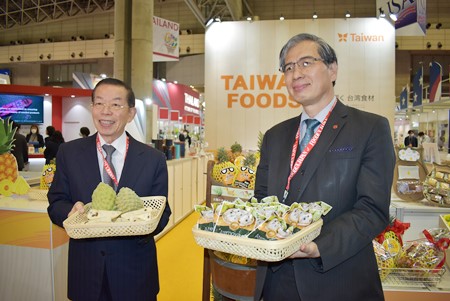 台湾パビリオンは行政院農業委員会、嘉義市政府、花蓮県政府、台東県政府や国内の食品業者など35の組織・団体および企業が出展した。会場で冷凍アテモヤをPRする謝長廷・駐日代表（写真左）と台湾貿易センター東京事務所の陳英顯所長（右）
