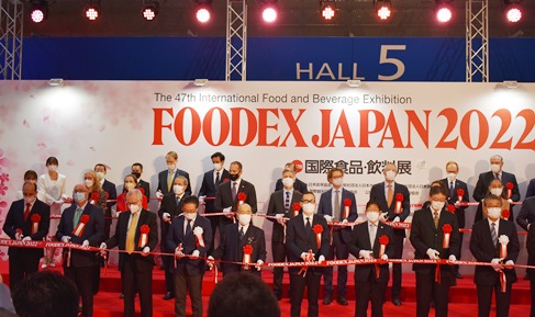 主催者、海外出展国の大使らと開幕式のテープカットを行う謝長廷・駐日代表（3列目左2）
