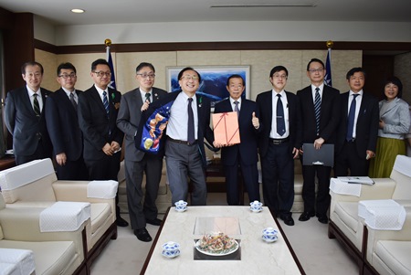 謝長廷・駐日代表（写真右5）、三村申吾・青森県知事（左5）。三村知事ら一行は、青森県の令和3年度における台湾との交流内容ならびに今年（令和4年）度の交流の取り組みなどについて写真や資料などを交え説明すると共に、謝・駐日代表と意見交換を行った。

