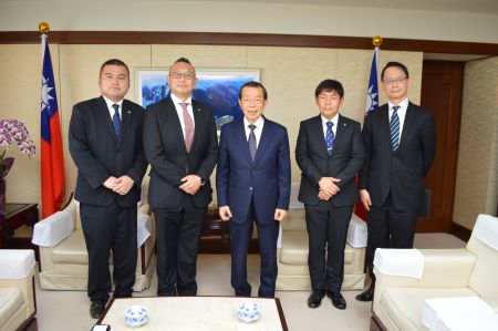 謝長廷・駐日代表（中央）、前田晴雄・全日本教職員連盟委員長（左２）