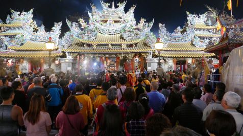 台湾の人々は信仰に篤く、各地に廟や寺院、祠が見られます。その中で最も親しまれているのが「媽祖」です。媽祖は「航海の女神」とも称され、全島各地に媽祖を祀った廟があります。雲林県北港にある朝天宮の歴史は古く、1694年に臨済宗の僧侶が福建から運び込んだ神像を祀ったのが起源と言われています。北港はかつて「笨港」と呼ばれていました。現在は内陸にありますが、かつては港があり、無数の船舶が往来していたと言います。19世紀半ばには土砂の堆積が進み、繁栄は過去のものとなりましたが、媽祖を祀る朝天宮は今も変わらぬ信仰の聖地となっています。廟の前には賑やかな門前街が続き、参拝客を相手にした店が並んでいます。郷土銘菓や雑貨を扱う店のほか、庶民料理の屋台などが軒を連ねます。お土産には特産品である黒皮をもつピーナッツ「黒金剛」を選ぶ人を多く見かけます。北港の家並みも古き良き風情が感じられるので、のんびりと散策を楽しんでみたいものです。