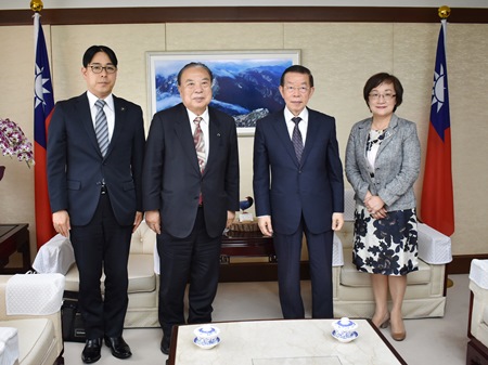 謝長廷・駐日代表（写真右2）、「鹿児島県議会 台湾との友好交流促進議員連盟」の鶴丸明人・会長/鹿児島県議会議員（左2）および酒匂卓郎・顧問/鹿児島県議会議員（左1）、陳怡如・僑務顧問（右1）


