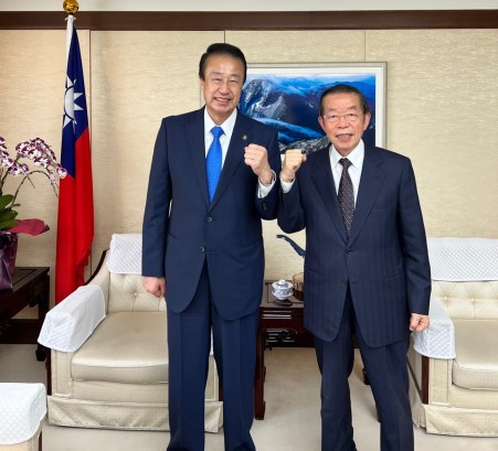石川県加賀市の宮元陸市長（写真左）は、駐日代表処に謝長廷代表（右）を訪問し、台日間の大学連携、人材育成交流について意見交換した。謝・駐日代表は、これらは双方がきわめて重視しているテーマであり、台日の科学技術協力については、駐日代表処も引き続き関連する情報を提供し、双方の交流を促進していきたいとの考えを示した。





