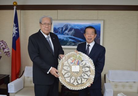 謝長廷・駐日代表（右）、アレクサンダー・カーター・ビング駐日マーシャル諸島共和国大使（左）