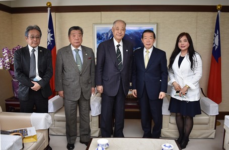 謝長廷・駐日代表（写真右2）、「一般社団法人 東京日台交流会」の玉澤徳一郎会長（右3）、河合恵美・代表理事長（右1）、高橋安喜夫・副代表理事（左2）、大内達夫・専務理事（左1）
