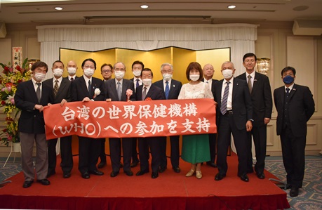 謝長廷・駐日代表（写真左8）は、日本台湾親善協会の講演会に出席し挨拶した。講演会は、大橋光夫・日本台湾交流協会会長（左6）が講師となり「人類が地球を輝かせる為に」と題し行われた。衛藤征士郎・日本台湾親善協会会長/衆議院議員（左4）
