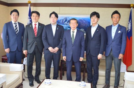写真左より、西野太亮・衆議院議員、山口晋・衆議院議員、小倉将信・衆議院議員/自民党青年局長、謝長廷・駐日代表、鈴木憲和・衆議院議員、鈴木隼人・衆議院議員