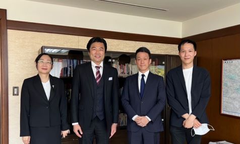 2022年6月3日（金）に名古屋大学未来材料・システム研究所の山本真義教授が駐日代表処を訪れ、李世丙・駐日副代表と会見し、科学技術に関する交流協力について意見を交換した。李副代表は、山本教授が産学連携に力を入れ、研究者の起業等についても奨励していることについて賛意を示した。

李世丙・駐日副代表（左２）、鄒幼涵・駐日代表処顧問（左１）、名古屋大学未来材料・システム研究所の山本真義教授（右２）、呉昱忻・研究員（右１）