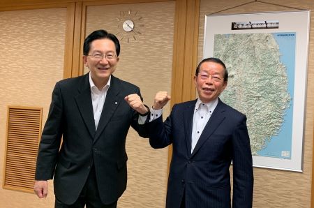 謝長廷・駐日代表（右）、達増拓也・岩手県知事（左）